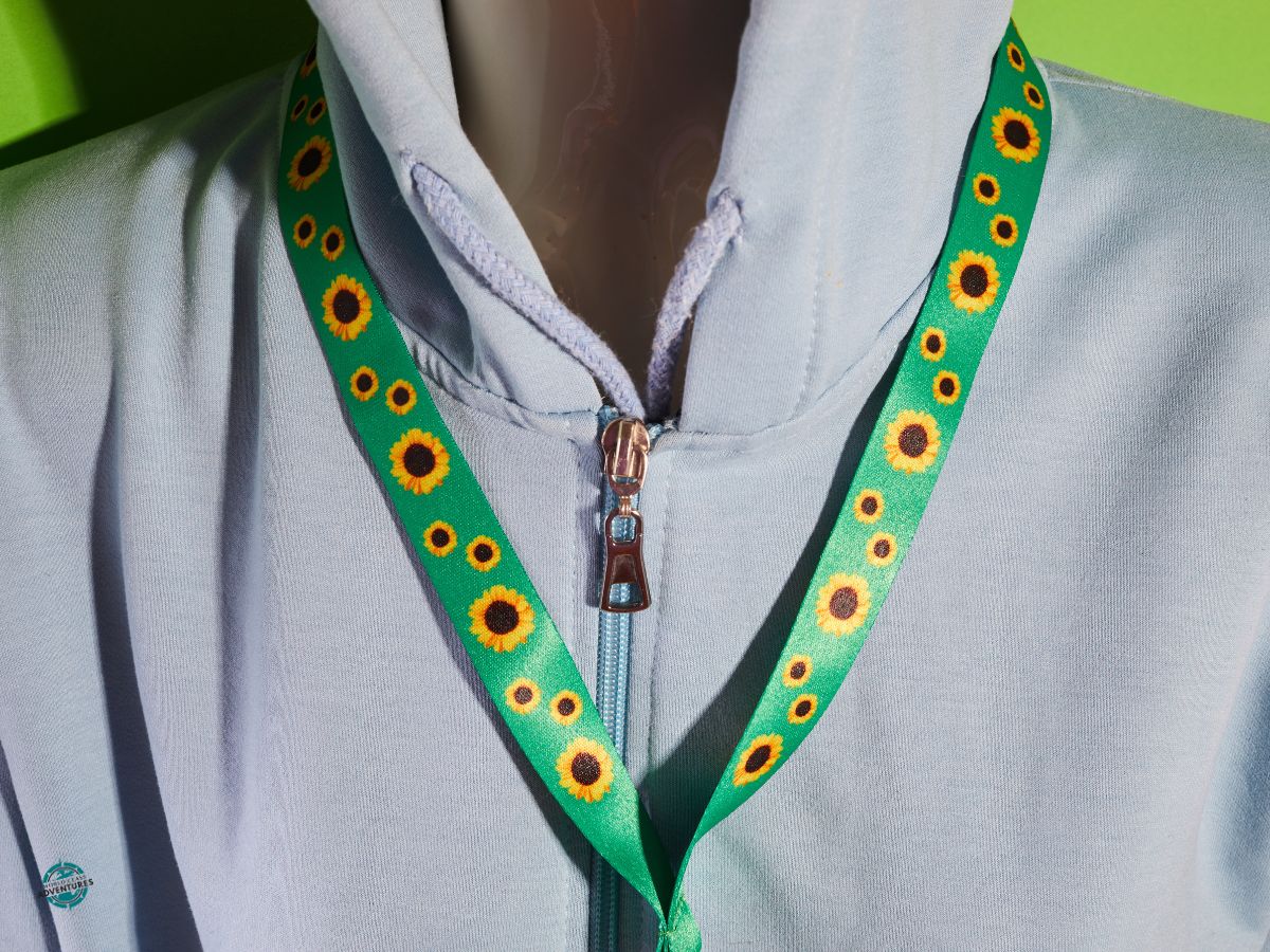 Hidden Disabilities Sunflower lanyard worn by a traveller at an airport